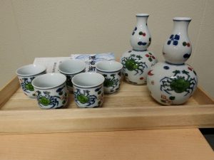 館林源右衛門窯　染錦　魚介文　酒器　お銚子+猪口　　未使用　元箱