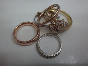 大吉調布店で買取した金のアクセサリー