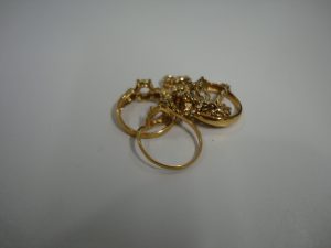 石の外れた金の指輪をお買取り致しました大吉大船店です。