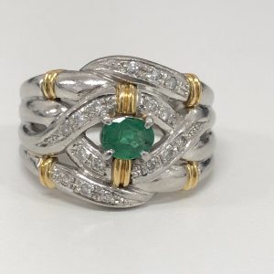 大吉 大阪エコールロゼ店では楽器も高価買取致します。