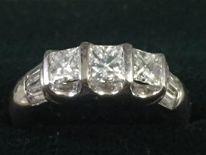 プラチナダイヤモンドリング 3石で1.00キャラット！