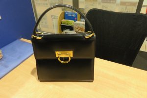 上品な黒のバックセリーヌです。