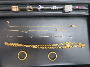 本日は貴金属の金とプラチナのリング、ネックレスをお持ち頂きました。