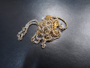 金とプラチナのコンビのネックレスをお買取り致しました大吉鶴見店です。
