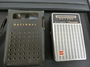 アンティークな携帯型ラジオ