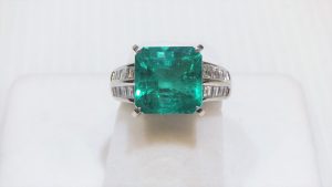 プラチナ900 エメラルド5.64カラット リング