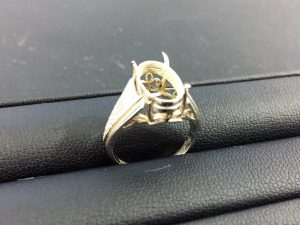 壊れちゃってるから・・・その貴金属、まずは買取専門店大吉イオンモール新小松店にお持ちになってみてください!