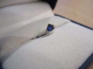 プラチナのリング(サファイア付き)をお買取りさせていただきました。サファイア・ルビー・エメラルド等の色石も大吉松江店へどうぞ☆彡