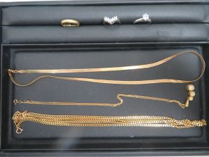 本日は貴金属　金とプラチナのダイヤリング、ネックレスをお持ち頂きました。