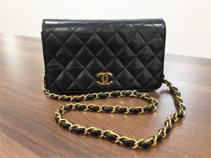 大吉イオンモール新小松店がお客様のブランドバッグをしっかり査定し、お買取りいたします。