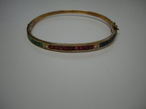 金で作られたマルチストーンのバングルをお買取り致しました大吉大船店です。