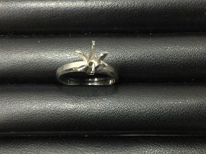 石が取れた指輪の買取も行っている大吉パラディ学園前店です!