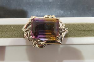 大きな色石にラウンドのメレダイヤとても素敵でした