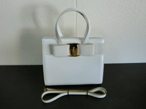 Salvatore Ferragamo・フェラガモ　2WAYハンドバッグ・ショルダー　ヴァラリボン　