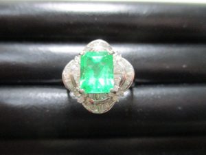 大吉 武蔵小金井店 エメラルド プラチナリングの画像です。