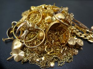 生前整理、遺品整理の貴金属は、買取専門店 大吉 JR八尾店へ。八尾、志紀、恩智、布施、平野、柏原、東大阪。JR八尾駅約1分!