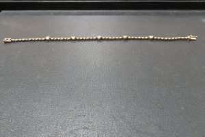 素敵なジュエリー金にダイヤのブレスです。