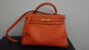 東急田園都市線 東急大井町線 溝の口駅 JR南武線 武蔵溝の口駅から徒歩3分! 買取専門店大吉溝の口店です。 いつも当ブログをご覧いただき誠にありがとうございます。 では、本日の買取商品紹介です。 こちらの商品をお買取しました! エルメス,買取,沖縄,北谷 エルメスの大人気バッグのケリーです。 こちら正式にはケリースポーツというモデルになります。 エルメスはいろんな商品があって持ち込まれるとやっぱりテンションあがっちゃいます! エルメスのケリーやバーキンなどバッグであれば、 イニシャル入りでも、鍵を無くしていても、紐が切れていてもお買取出来ます! 自宅に眠らせているエルメスのバッグがありましたら是非お持ちください。 状態が悪いと思っても捨てないでください! その前にお持ちのエルメス、是非大吉溝の口店までお持ちください! ビックリ価格にてお待ちしております。 初めての方もまずはお気軽にご連絡ください! 全国230店舗、地域No.1の安心・高価買取の大吉溝の口店にお任せください。 買取専門店大吉 溝の口店は 基本的に「何でもお買取する」の精神で営業しております。 これって売れるのかなー? まだ使えそうだけど邪魔だなー? と思うような商品はございませんか??? 査定のみでもOK!! もちろん査定無料!! 全国チェーンだから提示できるお値段にも自信があります!! お気軽にご来店くださいませ。 気になる物がありましたら、ぜひお持ちになってみてください! 出張買取も大歓迎です!! 大吉溝の口店は、溝の口駅から徒歩3分と駅近ですよ! お電話やメールで問合せも大歓迎です。 下記番号・アドレスを参照にお気軽に連絡して下さい。 高津区・宮前区・中原区・青葉区・世田谷区地域であれば、出張買取もしています。 〈買取専門店 大吉溝の口店〉 〒213-0033 神奈川県川崎市高津区下作延1-1-3 フリーダイヤル:0120-549-444 TEL:044-833-3636 FAX:044-814-0234 Mail:mizonokuchi@kaitori-daikichi