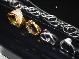 ご自宅に眠らせている貴金属は買取専門店大吉羽曳野店へ！
