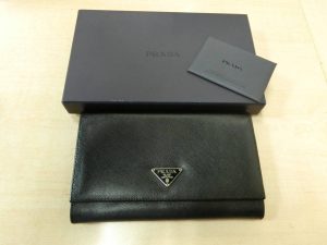 PRADA・プラダ　M608A 2つ折り長財布　サフィアーノ　レザー　ブラック　三角ロゴ　
