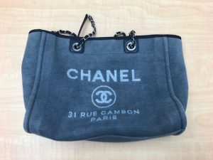 CHANELのドーヴルの買取も大吉松戸店へぜひお越しください。