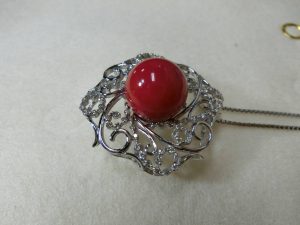 K18WG×大粒赤珊瑚13mm玉×ダイヤモンド0.65ct デザインネックレス・ジュエリー