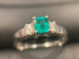 リング 貴金属 プラチナ エメラルド 宝石 買取り 大吉 大阪 諏訪ノ森