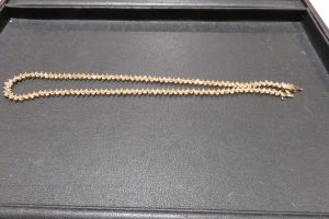 132個のダイヤモンドのネックレス それはテニスダイヤモンドです。