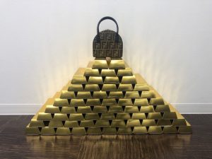 フェンディ 黄金背景