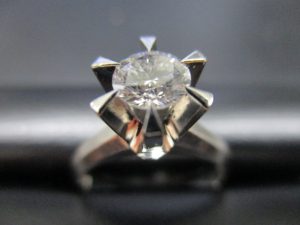 ダイヤモンド高価買取致します!奈良線生駒駅からすぐの買取専門店大吉グリーンヒルいこま店です。