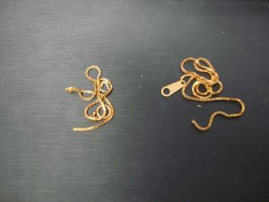 ちぎれたネックレス