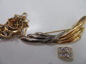 貴金属・金・プラチナ 壊れたアクセサリーなどお買取りさせて頂きました。