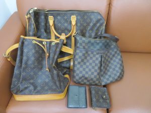 本日はルイ・ヴィトンのバックと財布をお持ち頂きました。