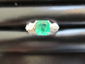 大吉 武蔵小金井店 エメラルドプラチナリングの画像です。