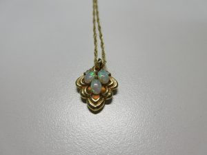 ミルキー・オパールが奢られたネックレスをお買取り致しました大吉鶴見店です。