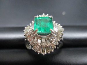 色石付ジュエリー高価買取致します!奈良線生駒駅からすぐの買取専門店大吉グリーンヒルいこま店です。