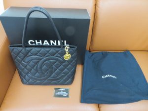 本日はシャネルのトートバックをお持ち頂きました。