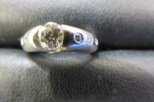 デザイン性豊かなチョッピリ控えめなダイヤモンドのリングです 