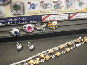 色石付きのジュエリー買取中！（香川県）