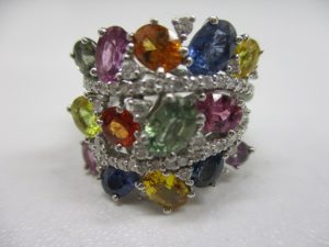 色石付ジュエリー高価買取致します!奈良線生駒駅からすぐの買取専門店大吉グリーンヒルいこま店です。