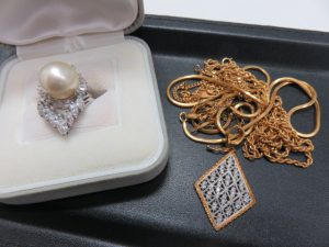 遺品・貴金属・アクセサリーのお買取りをさせて頂きました。