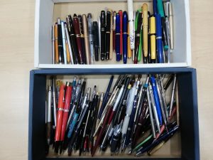 大吉国立店で大量の筆記用具をお買取りしました!!ボールペン・シャーペンもOKです!!