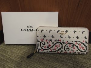 COACH 長財布 ラウンドファスナー バタフライ バンダナプリント 高価買取致します。(香川県)