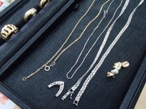 指輪もネックレスも金歯も!貴金属製品のお買取は霧島市の買取専門店大吉霧島国分店におまかせ!