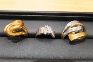 プラチナに金のリングのお買取に大忙しの買取専門店大吉東急プラザ新長田店です