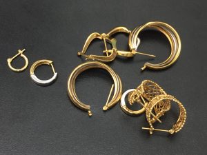 金のアクセサリーをお買取りしている大吉綾瀬タウンヒルズ店です!