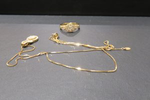 金とメレダイヤのチャーミングなデザインのジュエリーのお買取は買取専門店大吉東急プラザ新長田店です