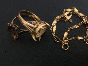 古い金の金のアクセサリーが見つかった時は、買取専門店 大吉 ザモール春日店に是非ご売却下さい！