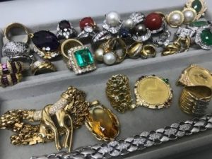 メッキアクセサリ/天然石ブローチも‼ 大量お持ち込み大歓迎‼ 幅広くお取り扱い中です!