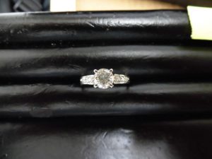 買取専門店大吉JR八尾店。ダイヤを高額買取!JR八尾駅約1分と駅近なので志紀、布施、平野、柏原、東大阪、藤井寺からも